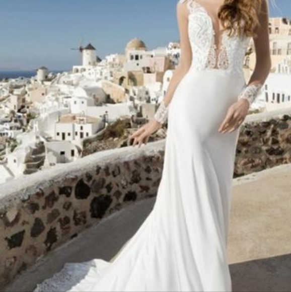 Gorgeous Wedding Gown, NEW, never worn, stored in garment bag! - Picture 2 of 16